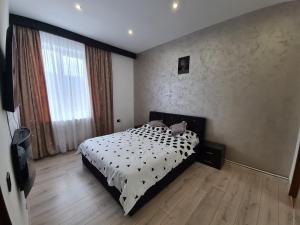 Un dormitorio con una cama y una ventana grande. en Diamonds House, en Lupeni