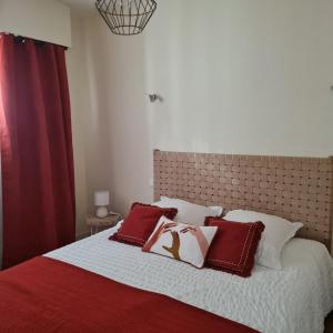 Ένα ή περισσότερα κρεβάτια σε δωμάτιο στο Appartement Escale Roz Pleine vue sur le Port