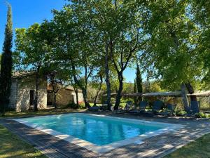 Bazén v ubytování Chambre dans bastide au milieu des vignes nebo v jeho okolí