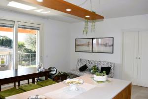 a kitchen and dining room with a table and chairs at Villetta Giare in Posina
