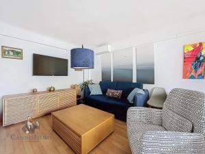 Televízia a/alebo spoločenská miestnosť v ubytovaní Océan front apartment