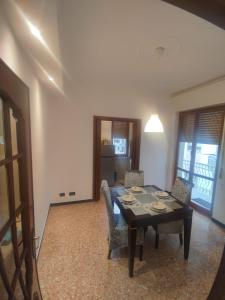 a dining room with a table and chairs in a room at SWEET HOUSE dolce casa in Campomorone