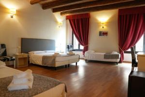Postel nebo postele na pokoji v ubytování Honey Rooms Ferrara