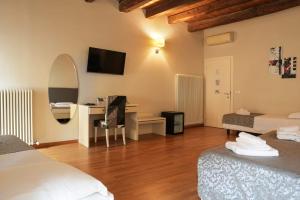 TV a/nebo společenská místnost v ubytování Honey Rooms Ferrara
