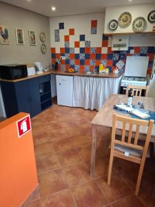 a kitchen with a table and a counter top at Pateo da Memória-Casa do Artesão in Quinta do Anjo