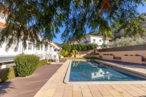 uma piscina em um quintal ao lado de uma casa em Hotel Berne em Manteigas