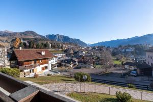 Una vista de una ciudad con montañas al fondo. en Appartamento Vittoria, en Cavalese