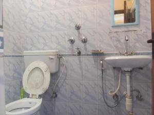 Bilik mandi di Hotel Celestyinn