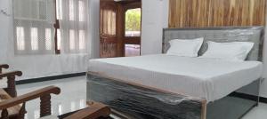 Una cama o camas en una habitación de Shiv Ram home stay
