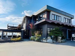 een groot huis met veel ramen bij Moonbay Beach Villa in Lake Toya +99 foto's