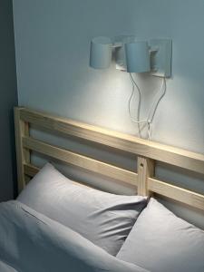 - une chambre avec un lit et deux lampes murales dans l'établissement 新大久保から徒歩7分の綺麗なアパート2, à Tokyo