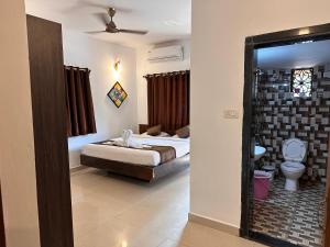 Postel nebo postele na pokoji v ubytování Aura rooms & swimming pool, calangute