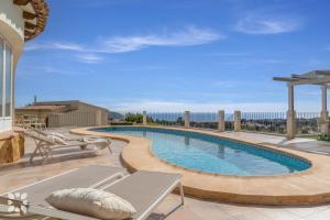 ein Swimmingpool mit Blick auf das Meer in der Unterkunft Villa Begonia by Abahana Villas in Fanadix + 21 Fotos