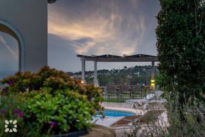 eine Terrasse mit einem Pool und einem Pavillon in der Unterkunft Villa Begonia by Abahana Villas in Fanadix