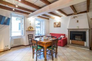 Χώρος καθιστικού στο Roomy period house with stunning village views x6