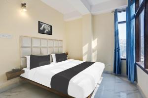 Ένα ή περισσότερα κρεβάτια σε δωμάτιο στο Townhouse Kachighati Formerly Palm Bliss