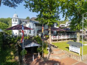 蒂门多弗施特兰德格罗皮厄斯别墅酒店的山脊上的空中景色