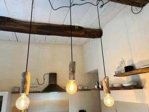 内比乌诺Lovely Apartment in Tapigliano, 80 m² with Terrace的厨房设有天花板上的三盏灯 更多17张照片