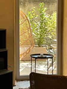 内比乌诺Lovely Apartment in Tapigliano, 80 m² with Terrace的门前的桌子和椅子