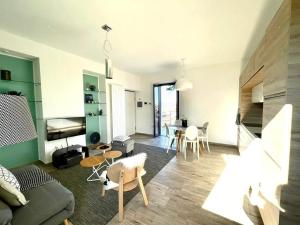 Un lugar para sentarse en Lake View Apartment in Arona