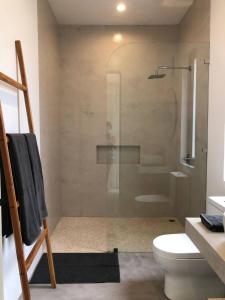 Ένα μπάνιο στο Naia Surf Villaswalk To Beach 2 Private Pools