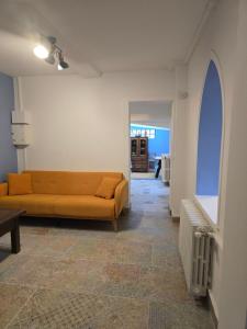 een woonkamer met een oranje bank in een kamer bij Maison avec jardin et parking gratuit in Étretat +20 foto's