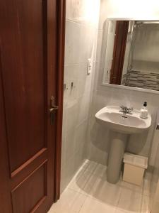 a bathroom with a sink and a mirror at Pis Sitges centre in Sitges