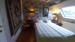 A bed or beds in a room at b&b DE MANSARDE