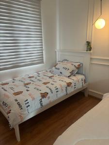 French Style Comfy Homestay Alor Setar 现代极简法式温馨民宿客房内的一张或多张床位