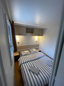 Ένα ή περισσότερα κρεβάτια σε δωμάτιο στο logement au coeur de la nature