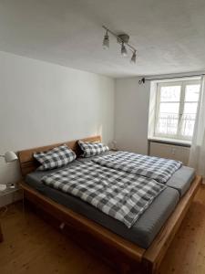 柯尼希斯湖畔舍瑙60m2 FeWO 2 Wohnung in der Villa Bergfrieden的一间卧室，配有一张大床和两个枕头