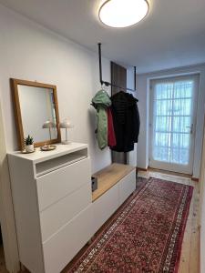 柯尼希斯湖畔舍瑙60m2 FeWO 2 Wohnung in der Villa Bergfrieden的更衣室配有梳妆台和镜子