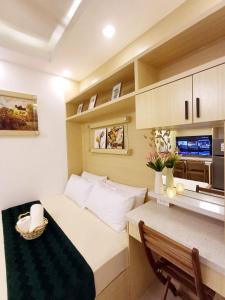 a small room with a bed and a kitchen at S Residences 942b near airport pasay in Manila