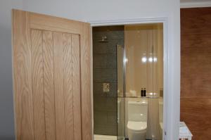バッドにあるThe Grosvenor Guest Houseのバスルーム(シャワー、トイレ付)、ガラスドアが備わります。 +46枚の写真