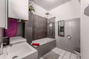 a bathroom with a sink and a tub and a toilet at La Palmeraie 300m plage, calme in Arcachon +15 photos