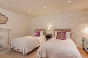 - 2 lits dans une chambre de couleur rose et blanche dans l'établissement Luxury Cottage in the Heart of Bath, à Bath