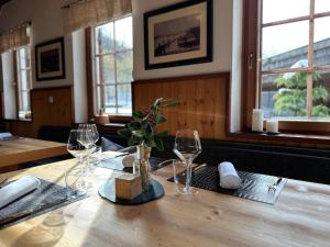une table dans un restaurant avec des verres à vin dessus dans l'établissement Herbal Glamping Resort Ljubno, à Ljubno 28 autres photos