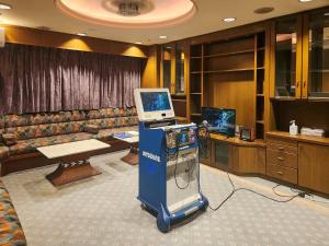 a room with a tv and a machine in it at Hotel Cetus Royal in Higashiizu