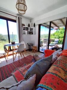 ein Wohnzimmer mit Sofa und Tisch in der Unterkunft Marrakech Villa Serrana in Villa Serrana