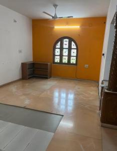 Habitación vacía con ventilador de techo y ventana en Satyagrah chhavni society, en Ahmedabad