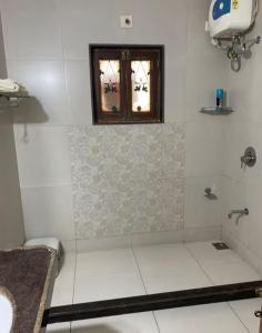 baño con lavabo, bañera y ventana en Satyagrah chhavni society, en Ahmedabad 13 fotos más