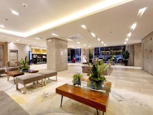 un hall avec des canapés et des tables dans un bâtiment dans l'établissement My Staycation moa area S Residences tower1, à Manille 84 autres photos