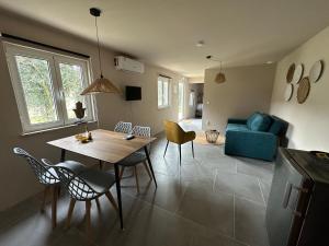 a kitchen and living room with a table and chairs at Naturehome Avô in Avô