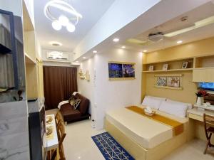 Cette petite chambre comprend un lit et une cuisine. dans l'établissement My Staycation moa area S Residences tower1, à Manille