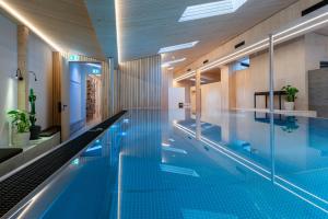 an indoor pool with a large swimming pool at Hotel Kühbacher in Passau