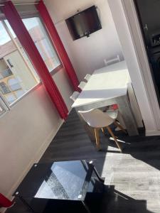 Un televizor și/sau centru de divertisment la F3 NARBONE-PLAGE AVEC SOLARIUM 250M DE LA MER VUE MER ET CLAPE