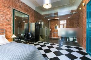 Ванная комната в OLD TOWN - 4 Room 2 Bathroom Apartment +16 фотографий