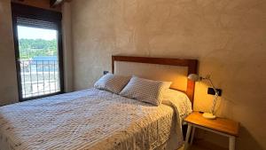 Ένα ή περισσότερα κρεβάτια σε δωμάτιο στο Casas Rurales Los Geijos