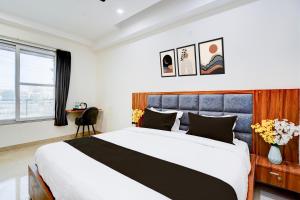 Postel nebo postele na pokoji v ubytování Super Townhouse Sector 93 Noida Expressway