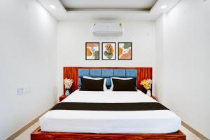 Postel nebo postele na pokoji v ubytování Super Townhouse Sector 93 Noida Expressway + 24 fotografií